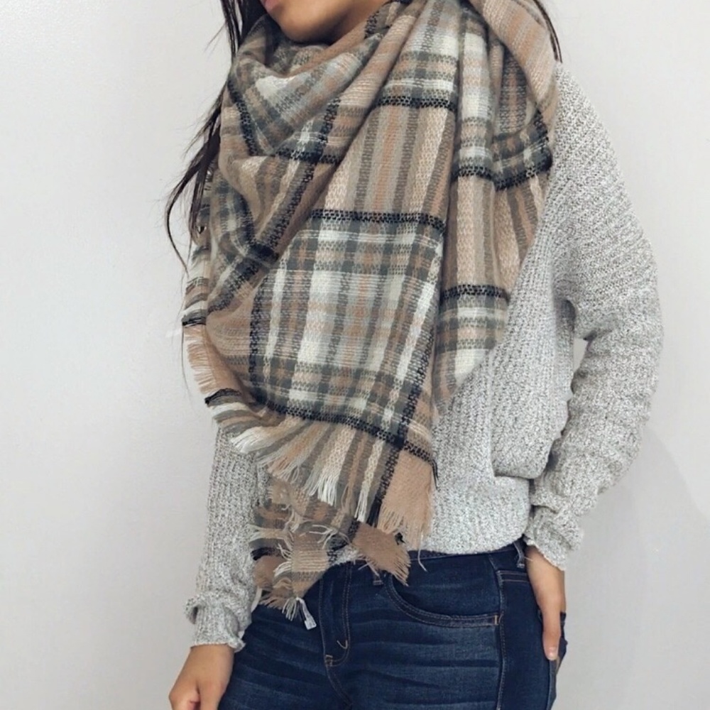 ๐ Juneau - Beige Plaid Blanket Scarf - Picture 3 of 7